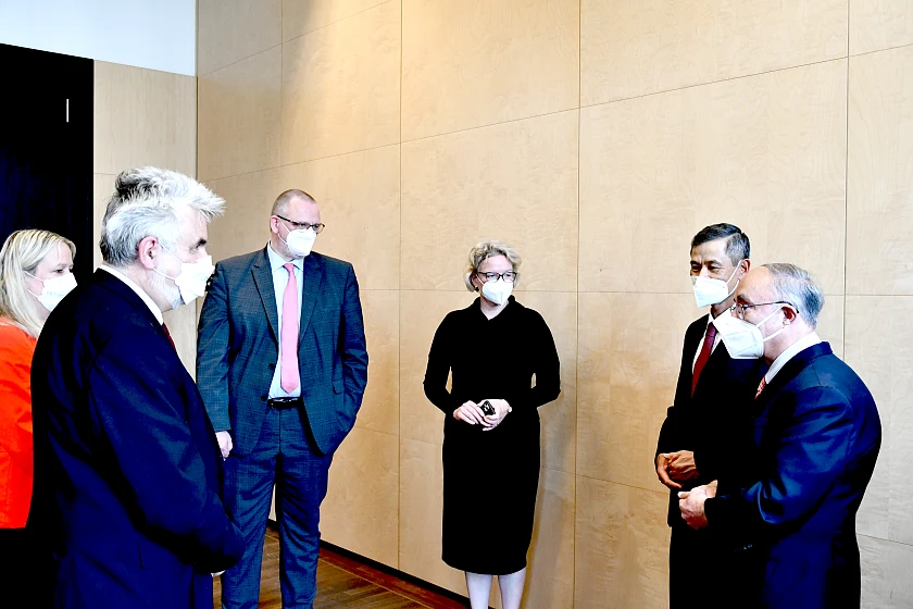 Übergabe der Corona-Schnelltest-Spende der Länder Bremen, Hamburg, Mecklenburg-Vorpommern und Sachsen Anhalt an den vietnamesischen Botschafter in Berlin, Dr. Minh Vu Nguyen, am Rande der Bundesrats-Sitzung in Berlin: (von links) Dr. Antje Draheim (Staatssekretärin für Bundesangelegenheiten und Bevollmächtigte des Landes Mecklenburg-Vorpommern beim Bund), Prof. Dr. Armin Willingmann (Minister für Wirtschaft, Wissenschaft und Digitalisierung Sachsen Anhalt), Staatsrat Dr. Olaf Joachim (Bevollmächtigter der Freien Hansestadt Bremen beim Bund), Staatsrätin Almut Möller (Bevollmächtigte der Freien und Hansestadt Hamburg beim Bund), S.E. Botschafter Dr. Nguyen Minh Vu, Dr. Kambiz Ghawami World University Service (WUS). Foto: Landesvertretung Bremen in Berlin Übergabe der Corona-Schnelltest-Spende der Länder Bremen, Hamburg, Mecklenburg-Vorpommern und Sachsen Anhalt an den vietnamesischen Botschafter in Berlin, Dr. Minh Vu Nguyen, am Rande der Bundesrats-Sitzung in Berlin: (von links) Dr. Antje Draheim (Staatssekretärin für Bundesangelegenheiten und Bevollmächtigte des Landes Mecklenburg-Vorpommern beim Bund), Prof. Dr. Armin Willingmann (Minister für Wirtschaft, Wissenschaft und Digitalisierung Sachsen Anhalt), Staatsrat Dr. Olaf Joachim (Bevollmächtigter der Freien Hansestadt Bremen beim Bund), Staatsrätin Almut Möller (Bevollmächtigte der Freien und Hansestadt Hamburg beim Bund), S.E. Botschafter Dr. Nguyen Minh Vu, Dr. Kambiz Ghawami World University Service (WUS). Foto: Landesvertretung Bremen in Berlin