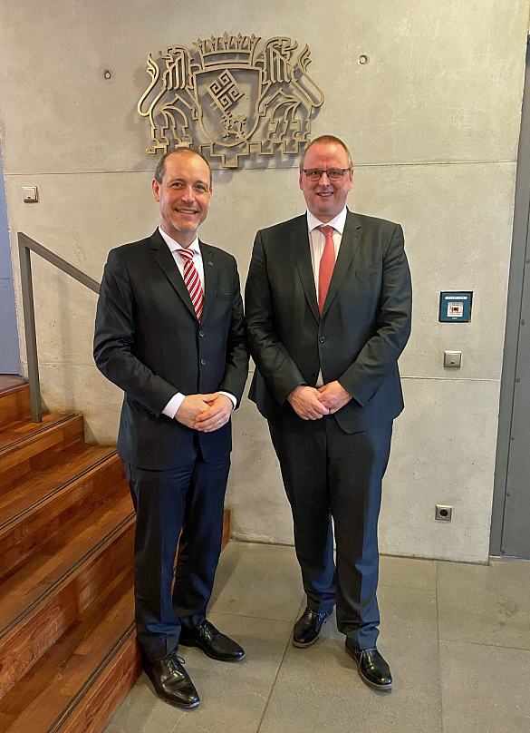 Staatsrat Dr. Olaf Joachim (rechts) empfängt Dr. Jörg Wojahn, Vertreter der Europäischen Kommission (Foto: Landesveretung Bremen)