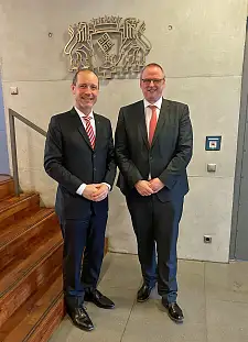 Staatsrat Dr. Olaf Joachim (rechts) empfängt Dr. Jörg Wojahn, Vertreter der Europäischen Kommission (Foto: Landesveretung Bremen) Staatsrat Dr. Olaf Joachim (rechts) empfängt Dr. Jörg Wojahn, Vertreter der Europäischen Kommission (Foto: Landesveretung Bremen)