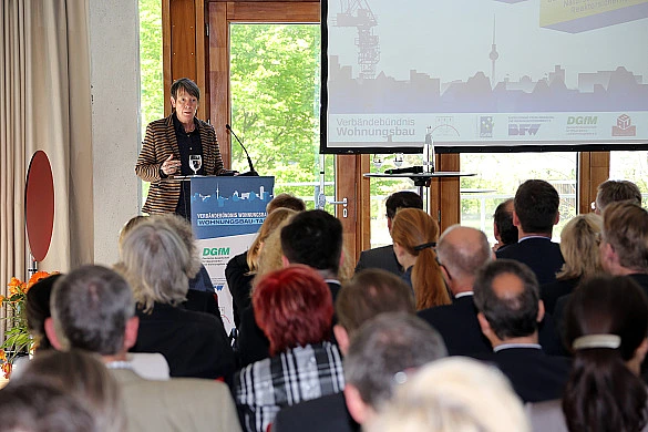 Bundesministerin Barbara Hendricks beim 7. Fachforum Wohnungsbau Bundesministerin Barbara Hendricks beim 7. Fachforum Wohnungsbau