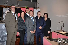 Bei der Ausstellungseröffnung: Prof. Dr. Jaromir Balcar, Bürgermeisterin Karoline Linnert, Johannes Beermann, Staatssekretär Werner Gatzer, Staatsrat Henning Lühr und Ulrike Hiller, Bevollmächtigte beim Bund, für Europa und Entwicklungszusammenarbeit (von links nach rechts) Bei der Ausstellungseröffnung: Prof. Dr. Jaromir Balcar, Bürgermeisterin Karoline Linnert, Johannes Beermann, Staatssekretär Werner Gatzer, Staatsrat Henning Lühr und Ulrike Hiller, Bevollmächtigte beim Bund, für Europa und Entwicklungszusammenarbeit (von links nach rechts)