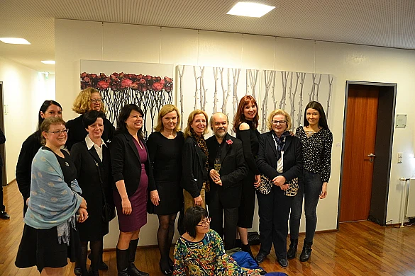 Staatsrätin Ulrike Hiller (5 v.l.), Kuratorin von Vietinghoff-Scheel (2 v.r.) mit den Künstlerinnen Staatsrätin Ulrike Hiller (5 v.l.), Kuratorin von Vietinghoff-Scheel (2 v.r.) mit den Künstlerinnen