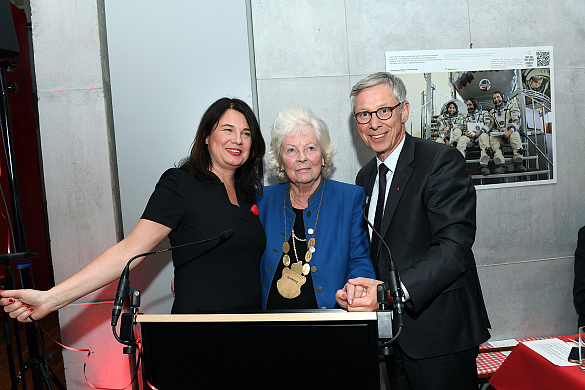 Das Foto zeigt den Präsidenten des Bremer Senats, Bürgermeister Dr. Carsten Sieling, Staatsrätin Ulrike Hiller und die neue Kohlkönigin Christa Fuchs (OHB) | Copyright: BBEE