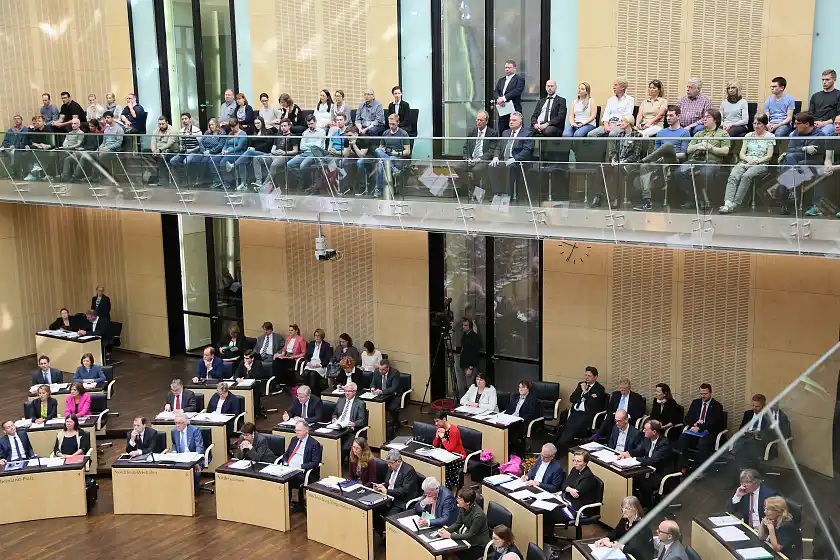 Blick in den Plenarsaal und auf die Ehrentribüne - Bundesrat  Frank Bräuer