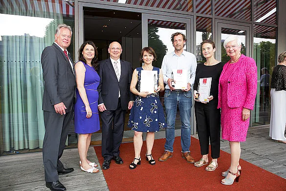 Das Foto zeigt die beiden Preisträger mit Staatsrätin Ulrike Hiller und den Preisverleihern. Das Foto zeigt die beiden Preisträger mit Staatsrätin Ulrike Hiller und den Preisverleihern.