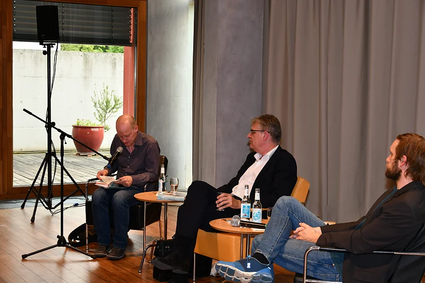 Das Foto zeigt die Schriftsteller Arno Geiger (links) und Heinz Helle (rechts) mit dem Jury-Vorsitzenden Dr. Lothar Müller. | Copyright: BBEE Das Foto zeigt die Schriftsteller Arno Geiger (links) und Heinz Helle (rechts) mit dem Jury-Vorsitzenden Dr. Lothar Müller. | Copyright: BBEE