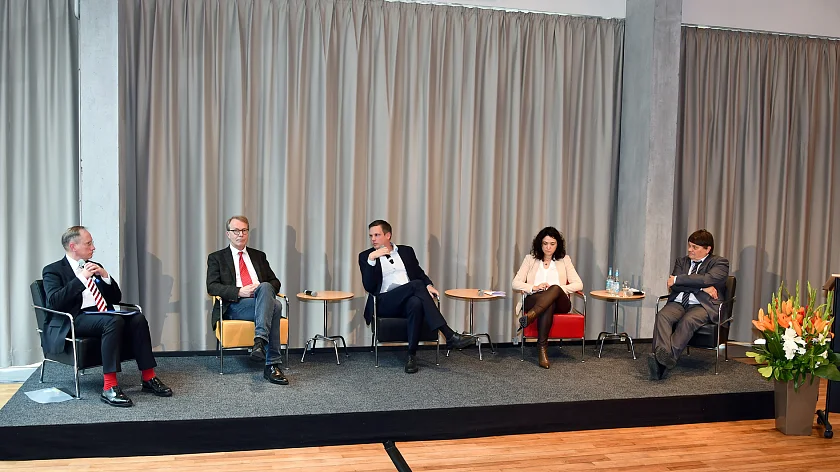 Teilnehmer der Podiumsdiskussion, v.li.: Klaus-Dieter Gröhler,  Prof. Dr. Stefan Korioth, Moderator Jan Hildebrand, Sarah Ryglewski  und Dietmar Strehl (Foto: Landesvertretung Bremen) Teilnehmer der Podiumsdiskussion, v.li.: Klaus-Dieter Gröhler,  Prof. Dr. Stefan Korioth, Moderator Jan Hildebrand, Sarah Ryglewski  und Dietmar Strehl (Foto: Landesvertretung Bremen)