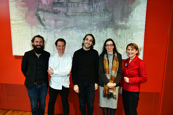 Das Bild zeigt Tobias Pflug (Landesverband freie darstellende Künste Bremen), Martin Werthmann (Bildender Künstler, Berlin), Yoel Gamzou (Generalmusikdirektor des Theater Bremen), Staatsrätin Carmen Emigholz und Barbara Lison (Leiterin der Stadtbibliothek Bremen). | Copyright: BBEE