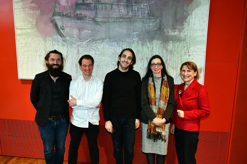 Das Bild zeigt Tobias Pflug (Landesverband freie darstellende Künste Bremen), Martin Werthmann (Bildender Künstler, Berlin), Yoel Gamzou (Generalmusikdirektor des Theater Bremen), Staatsrätin Carmen Emigholz und Barbara Lison (Leiterin der Stadtbibliothek Bremen). | Copyright: BBEE Das Bild zeigt Tobias Pflug (Landesverband freie darstellende Künste Bremen), Martin Werthmann (Bildender Künstler, Berlin), Yoel Gamzou (Generalmusikdirektor des Theater Bremen), Staatsrätin Carmen Emigholz und Barbara Lison (Leiterin der Stadtbibliothek Bremen). | Copyright: BBEE
