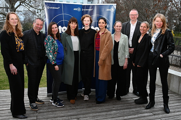 Gruppenbild der anwesenden Schauspieler:innen und Mitarbeiter:innen von Radio Bremen sowie Staatsrat Dr. Olaf Joachim