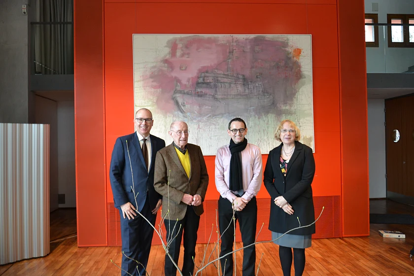 Das Gruppenfoto zeigt (von links nach rechts): Frank Hanf (Landesvertretung Bremen), Edzard Reuter, Bezirksbürgermeister Stephan von Dassel sowie Bezirksstadträtin Sabine Weiß. | Copyright: BBEE Das Gruppenfoto zeigt (von links nach rechts): Frank Hanf (Landesvertretung Bremen), Edzard Reuter, Bezirksbürgermeister Stephan von Dassel sowie Bezirksstadträtin Sabine Weiß. | Copyright: BBEE