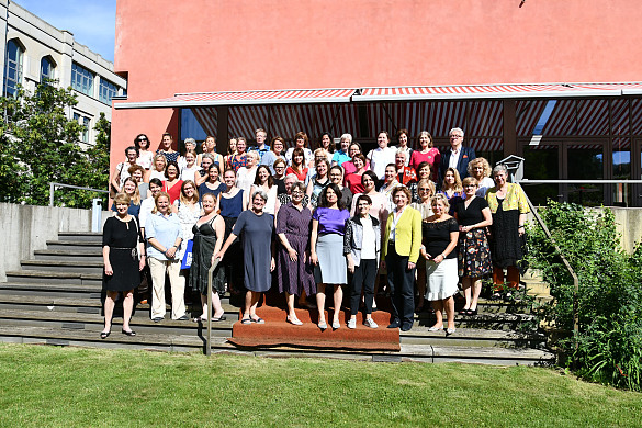 Das Foto zeigt die Teilnehmerinnen am 2. Weimarer Dreieck der Frauen im Garten der Landesvertretung Bremen in Berlin