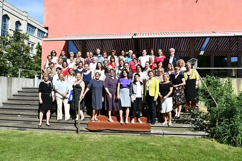 Das Foto zeigt die Teilnehmerinnen am 2. Weimarer Dreieck der Frauen im Garten der Landesvertretung Bremen in Berlin