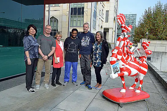 Foto (v.l.): Staatsrätin Ulrike Hiller und Beschäftigte der Landesvertretung mit Rezene Ghide