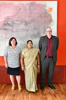 Dr. Olaf Joachim und Dr. Bärbel Kofler (li.) empfangen Preisträgerin Frau Rukmini Vaderapura Puttaswamy Dr. Olaf Joachim und Dr. Bärbel Kofler (li.) empfangen Preisträgerin Frau Rukmini Vaderapura Puttaswamy