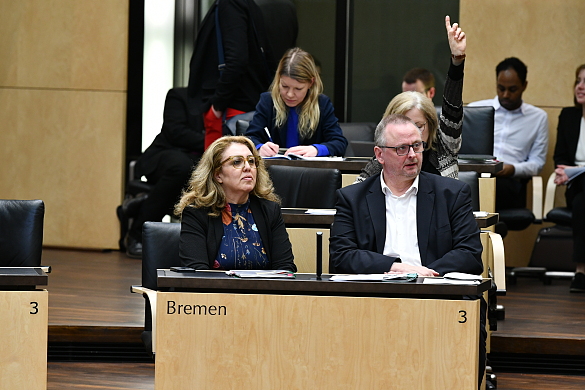 Blick auf die Bremer Bank mit Senatorin Ünsal und Staatsrat Dr. Joachim
