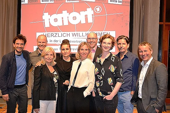 v.l. Oliver Mommsen (Schauspieler), Stefan Hansen (Musik), Sabine Postel (Schauspielerin), Annette Strelow (Redaktion), Nadeshda Brennicke (Schauspielerin), Frank Hanf (Dienststellenleiter Landesvertretung Bremen), Luise Wolfram (Schauspielerin), Olaf Kraemer (Co-Autor), Jan Weyrauch (Programmdirektor Radio Bremen) v.l. Oliver Mommsen (Schauspieler), Stefan Hansen (Musik), Sabine Postel (Schauspielerin), Annette Strelow (Redaktion), Nadeshda Brennicke (Schauspielerin), Frank Hanf (Dienststellenleiter Landesvertretung Bremen), Luise Wolfram (Schauspielerin), Olaf Kraemer (Co-Autor), Jan Weyrauch (Programmdirektor Radio Bremen)