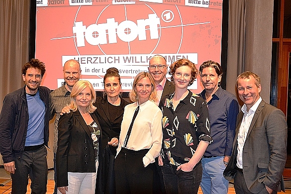 v.l. Oliver Mommsen (Schauspieler), Stefan Hansen (Musik), Sabine Postel (Schauspielerin), Annette Strelow (Redaktion), Nadeshda Brennicke (Schauspielerin), Frank Hanf (Dienststellenleiter Landesvertretung Bremen), Luise Wolfram (Schauspielerin), Olaf Kraemer (Co-Autor), Jan Weyrauch (Programmdirektor Radio Bremen)