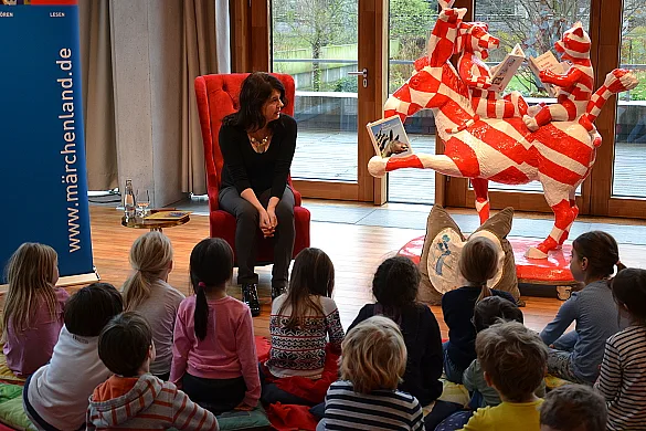 Lesen macht Kinder stark: Staatsrätin Ulrike Hiller bei den Märchentagen