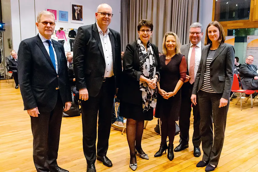 Gemeinsam.Weiterdenken: (v.l.n.r.) Harald Emigholz, 2. Vorsitzender; Bürgermeister Dr. Andreas Bovenschulte, Mitglied im Vorstand; Ministerin Birgit Honé, Mitglied im Vorstand; Prof. Dr. Antje Boetius, Direktorin des Alfred-Wegener-Instituts; Landrat Jörg Bensberg, 1. Vorsitzender; Dr. Anna Meincke, Geschäftsführerin der Metropolregion Nordwest (Foto: Jürgen Sendel, PICTUREBLIND)