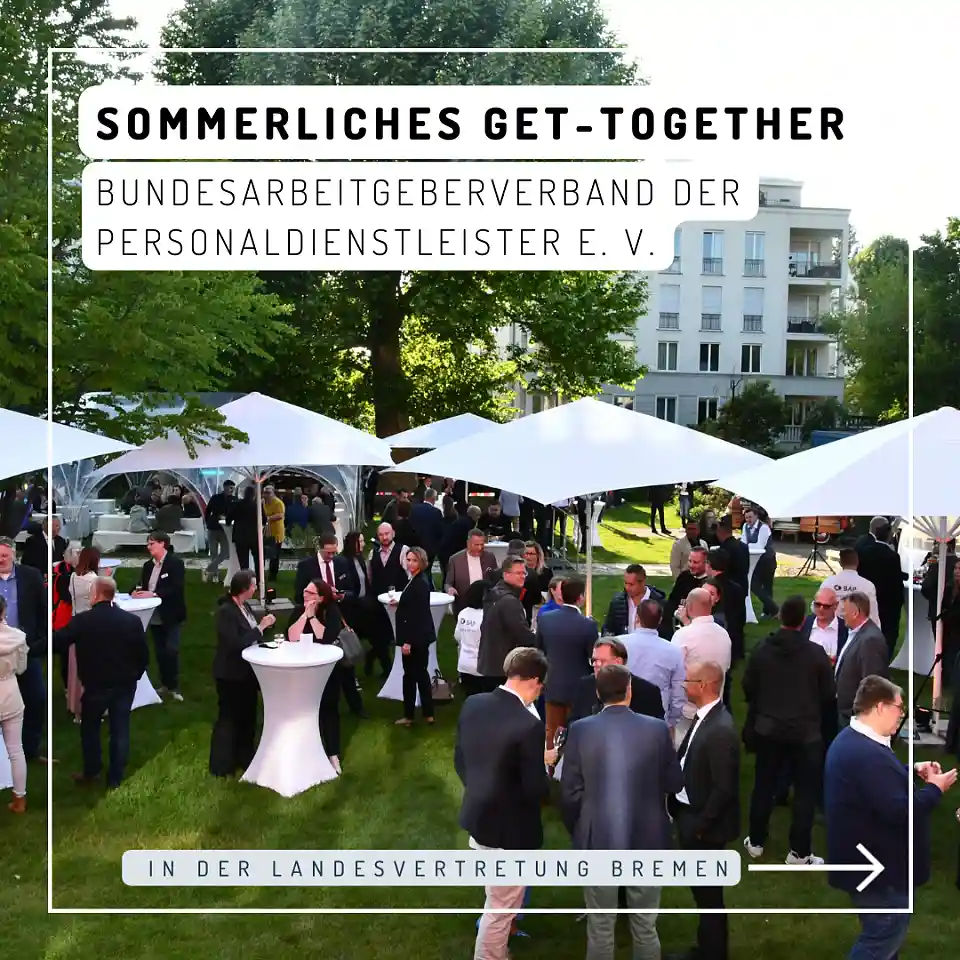 Blick in den Garten der Landesvertretung Bremen bei einer Veranstaltung.