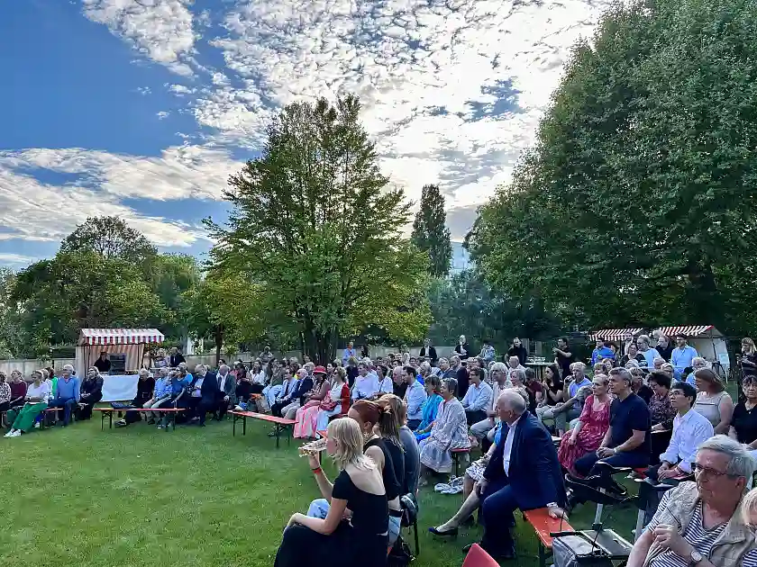 Eindrücke von der Veranstaltung "Shakespeare im Garten" in der Landesvertretung Bremen Eindrücke von der Veranstaltung "Shakespeare im Garten" in der Landesvertretung Bremen