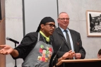 Staatsrat Olaf Joachim mit Grünkohlkoch Anil Kumar; Fotograf: M. El Sauaf