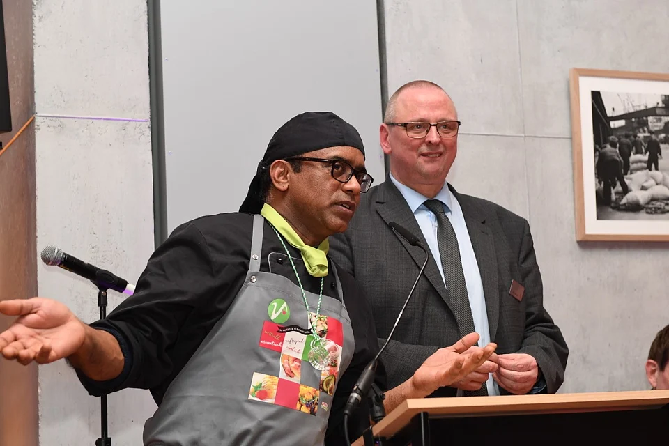 Staatsrat Olaf Joachim mit Gr&uuml;nkohlkoch Anil Kumar; Fotograf: M. El Sauaf