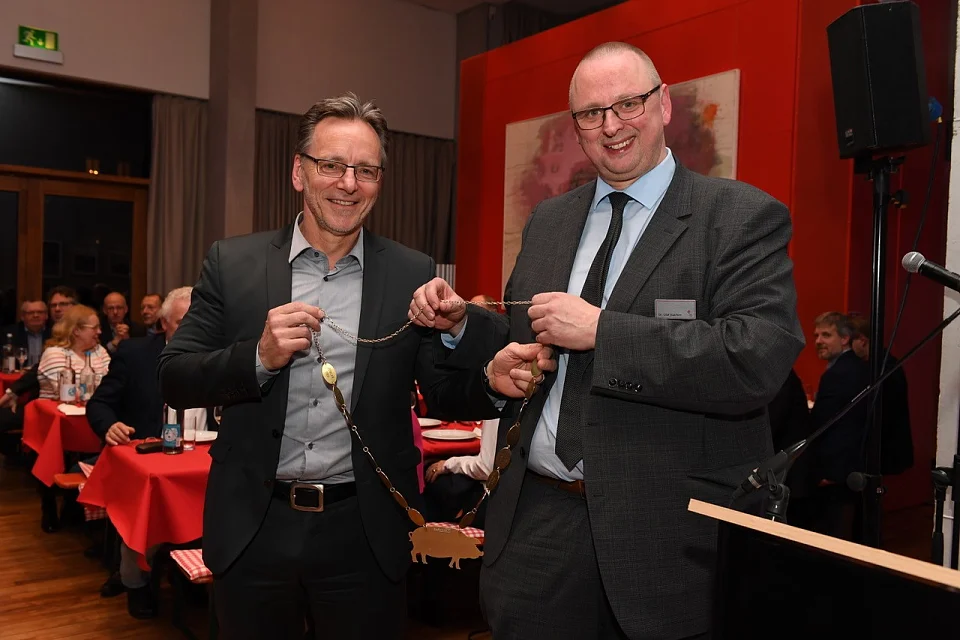 Holger M&uuml;nch nimmt von Staatsrat Olaf Joachim stellvertretend den Kohlorden f&uuml;r Arnd Zeigler in Empfang; Fotograf: M. El Sauaf]