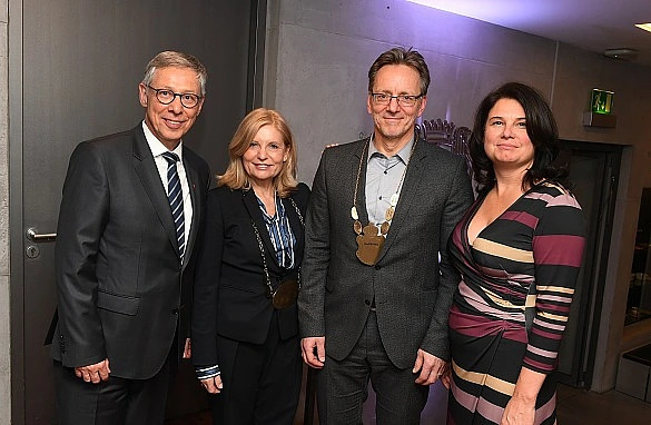 v.l.n.r.: B&uuml;rgermeister Carsten Sieling, die Kohlk&ouml;nigin aus dem letzten Jahr, Sabine Postel, Kohlk&ouml;nig Holger M&uuml;nch sowie Staatsr&auml;tin Ulrike Hiller