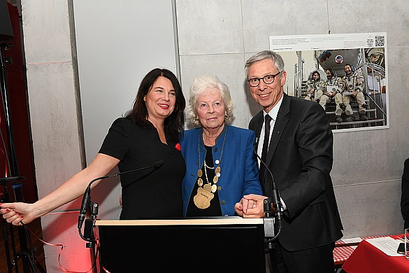 B&uuml;rgermeister Dr. Carsten Sieling und Staatsr&auml;tin Ulrike Hiller mit der neuen Kohlk&ouml;nigin 2019, Christa Fuchs (OHB)