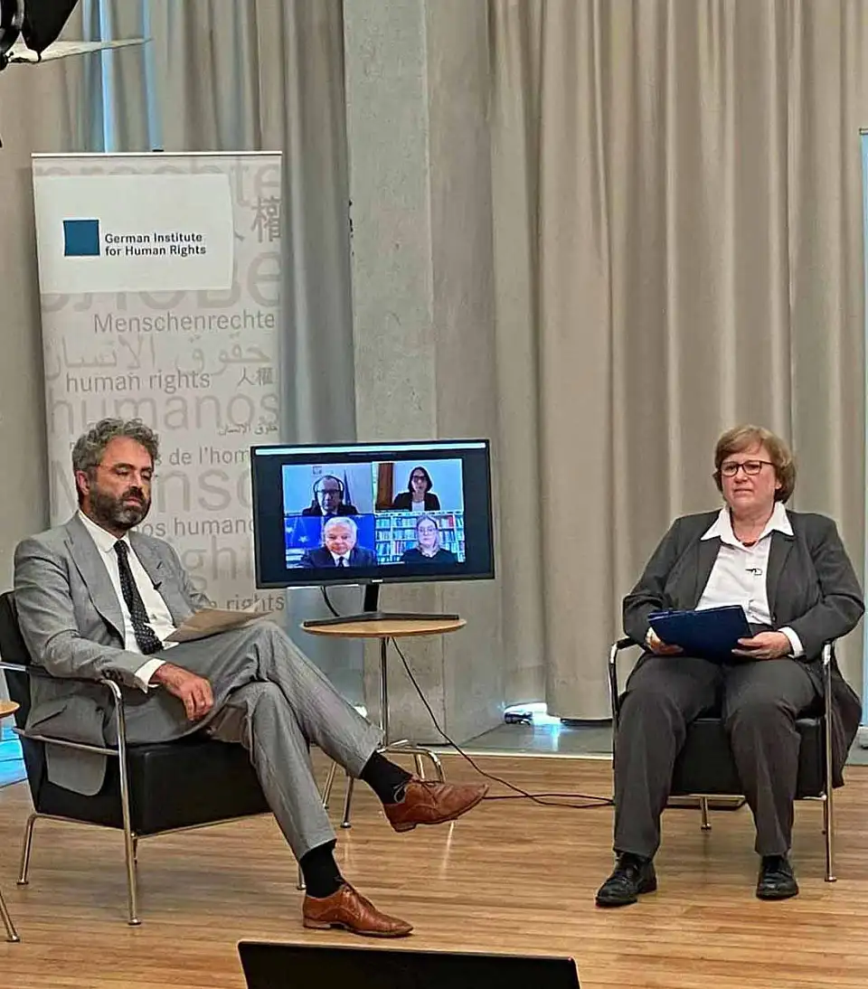 Prof. Dr. Beate Rudolf im Gespr&auml;ch mit Maximilian Steinbeis [Foto: Pressestelle Landesvertretung Bremen; Abdruck honorarfrei]