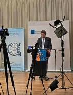 Foto 2 Begrüßung durch Michael Windfuhr, Stellvertretender Direktor des Deutschen Instituts für Menschenrechte [Foto: Pressestelle Landesvertretung Bremen; Abdruck honorarfrei]