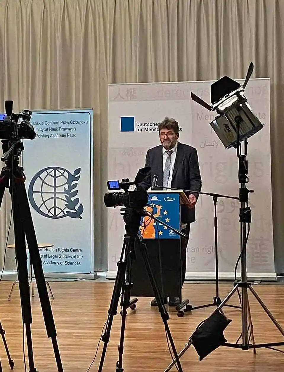 Foto 2 Begr&uuml;&szlig;ung durch Michael Windfuhr, Stellvertretender Direktor des Deutschen Instituts f&uuml;r Menschenrechte [Foto: Pressestelle Landesvertretung Bremen; Abdruck honorarfrei]