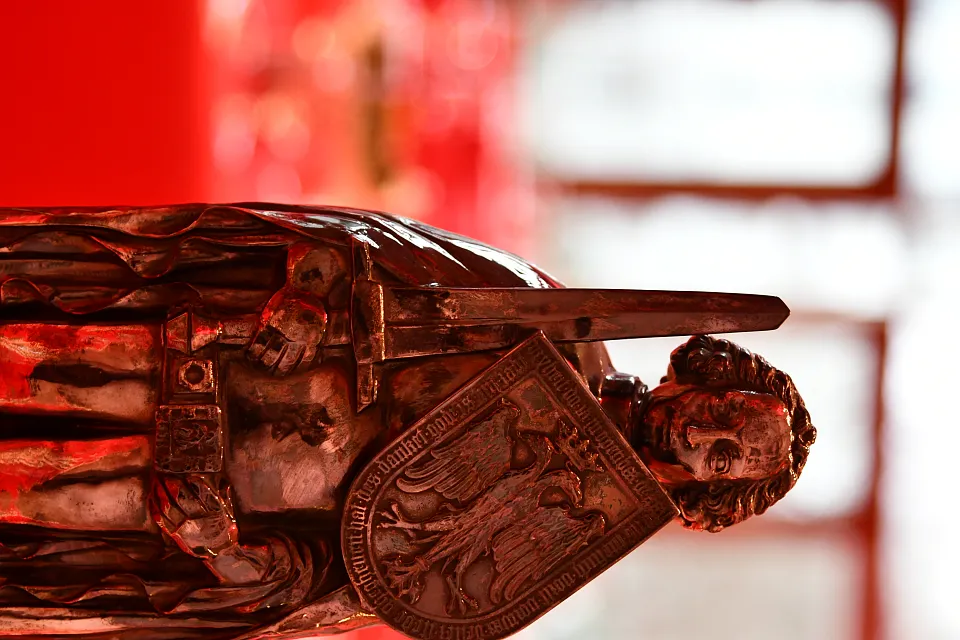 Bremer Roland, der auf dem Roland Tisch bei der Bremer-Roland Runde steht.