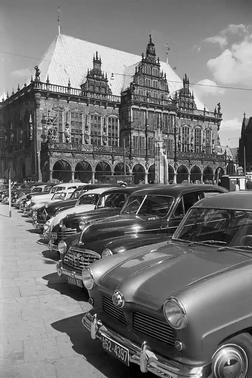 Parkende Autos auf dem Marktplatz