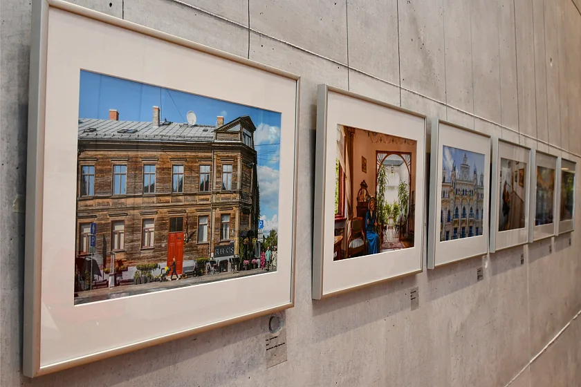Blick auf Bilder der Ausstellung an der Wand der Landesvertretung Bremen.