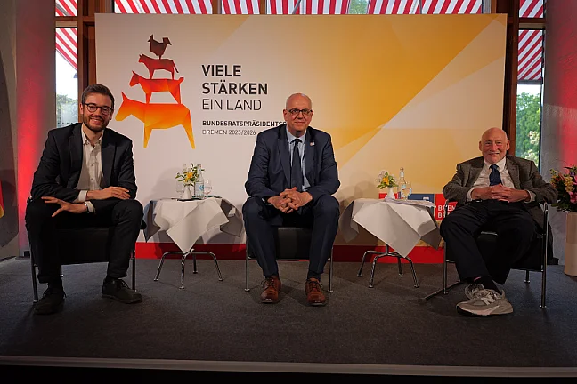 Wirtschaftsnobelpreisträger Joseph Stiglitz (rechts) diskutierte mit Bürgermeister Andras Bovenschulte (Mitte). Carl Mühlbach (links) moderierte die Veranstaltung.