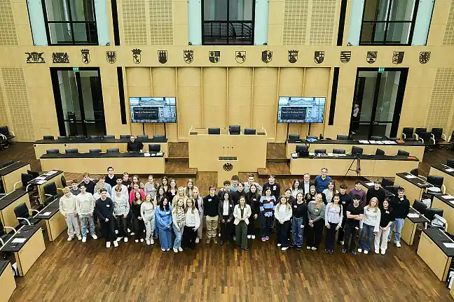 Gruppenbild im Bundesrat mit den Jugendlichen