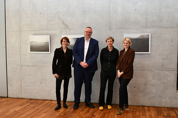 (v.l.n.r.) Simone Ewald (Senator für Kultur), Staatsrat Dr. Joachim, Künstlerin Katja Blum, Dr. Alexandra Tacke (Senator für Kultur)