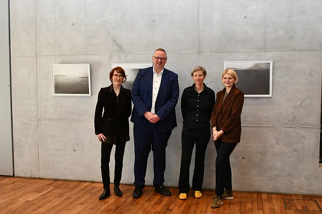 (v.l.n.r.) Simone Ewald (Senator für Kultur), Staatsrat Dr. Joachim, Künstlerin Katja Blum, Dr. Alexandra Tacke (Senator für Kultur)