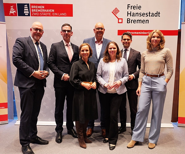 Debattierten über die Anforderungen an die Hafenpolitik Von links): Staatsrat Kai Stührenberg, Matthias Magnor (Vorstandsvorsitzender BLG Logistisch Group AG), Staatsrätin Nancy Böhning, Bürgermeister Andreas Bovenschulte, die Hamburger Hafensenatorin Melanie Leonhard, Christoph Ploß (Maritimer Koordinator der Bundesregierung) und Moderatorin Lisa Schleker. Foto: Landesvertretung