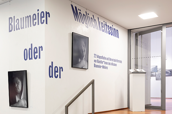 Blick in das Foyer der Landesvertretung Bremen, mit ausgestellten Bildern des Blaumeier-Ateliers.